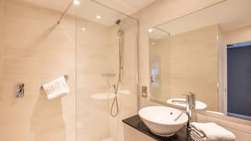 Premium Room | Bathroom | Shower, rainfall showerhead, eco-friendly toiletries, hair dryer