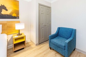 Colchones con acolchado adicional, escritorio, cortinas opacas