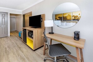 Surmatelas, bureau, rideaux occultants, fer et planche à repasser