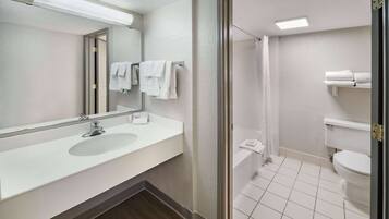 Tina con regadera, amenidades de baño gratuitas, secadora de cabello