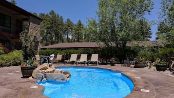 Una piscina al aire libre de temporada