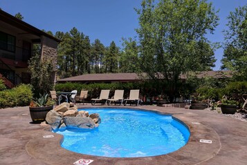 Piscine extérieure en saison