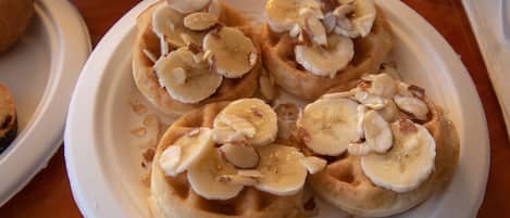En tallerken med vafler, bananer og mandler.