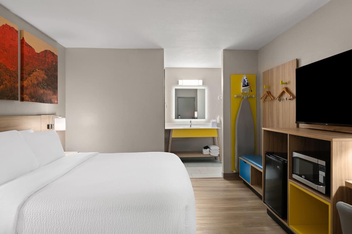 Room, 1 King Bed, Non Smoking | In-room safe, iron/ironing board, free WiFi, bed sheets