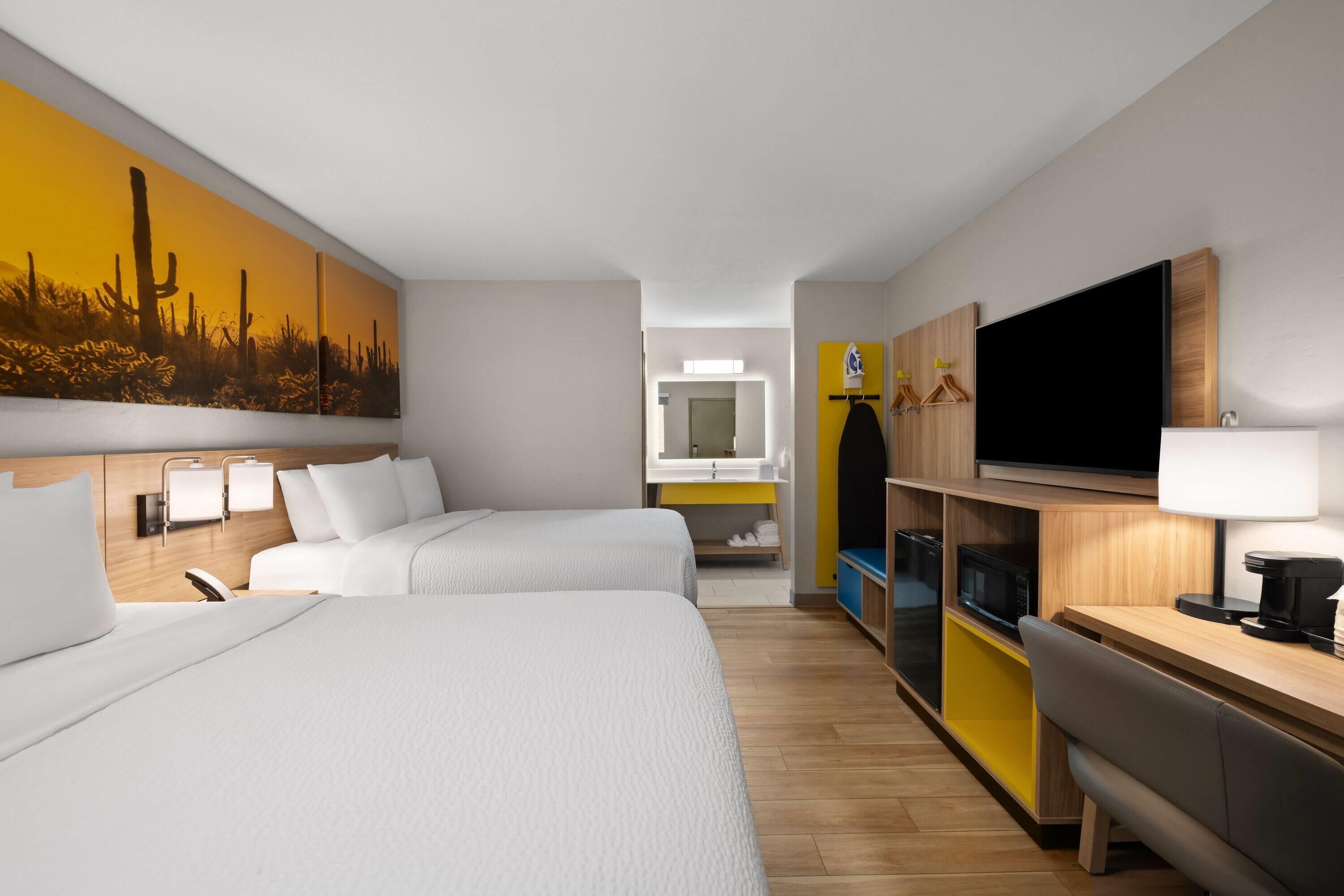 Caja de seguridad en la habitación y tabla de planchar con plancha 