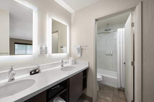 Superior Room, 1 King Bed, Non Smoking | Bathroom | Combined shower/tub, eco-friendly toiletries, hair dryer, towels