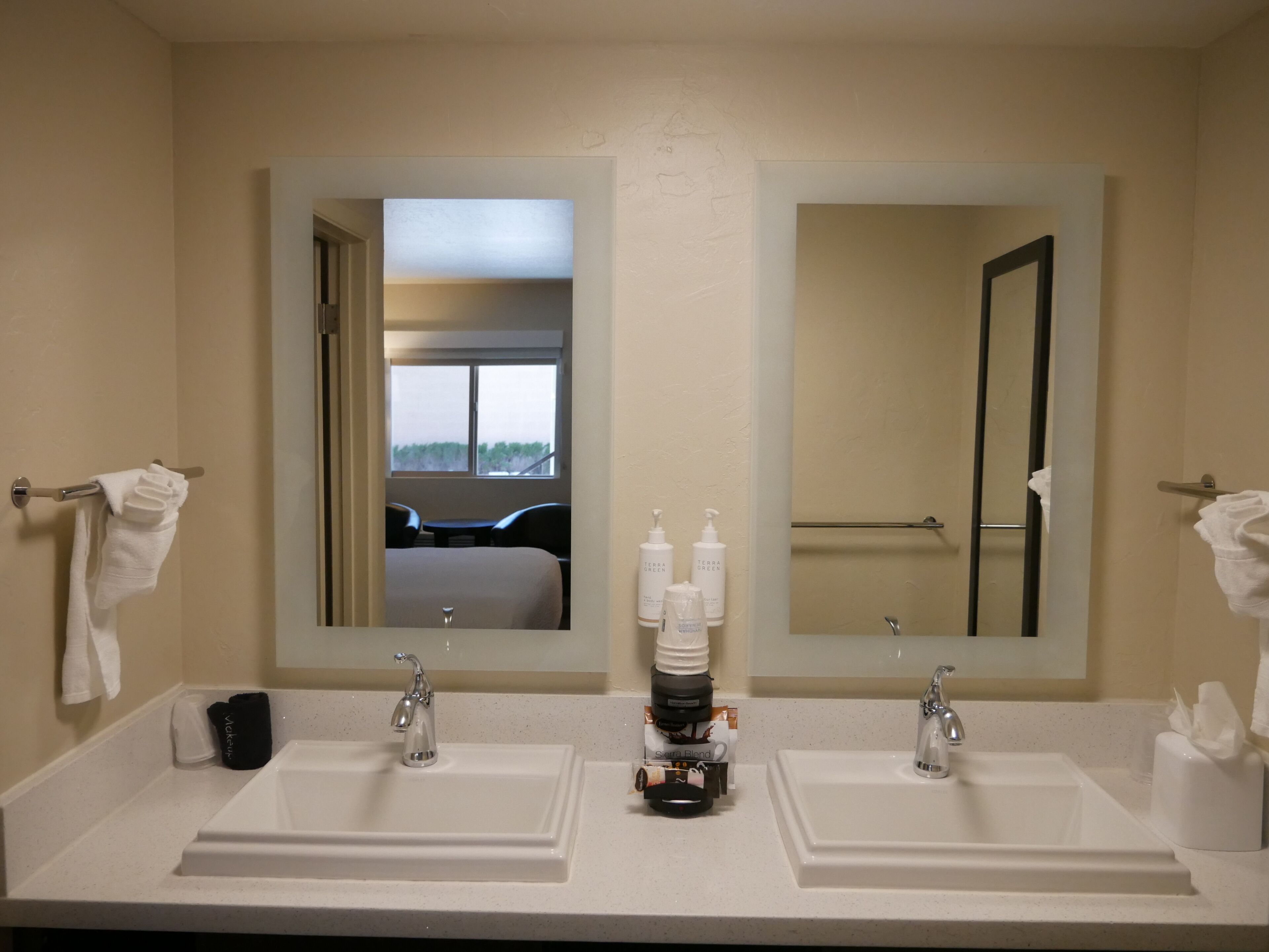 superior room, 1 king bed, non smoking | bathroom | combined shower/bathtub, eco-friendly toiletries, hair dryer, towels