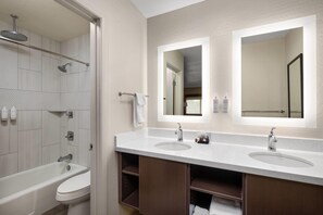 Habitación superior, 2 camas de matrimonio, no fumadores | Baño | Ducha y bañera combinadas y artículos de higiene personal ecológicos