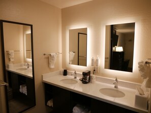 Deluxe Room, 2 Queen Beds, Non Smoking | Bathroom | Combined shower/bathtub, eco-friendly toiletries, hair dryer, towels