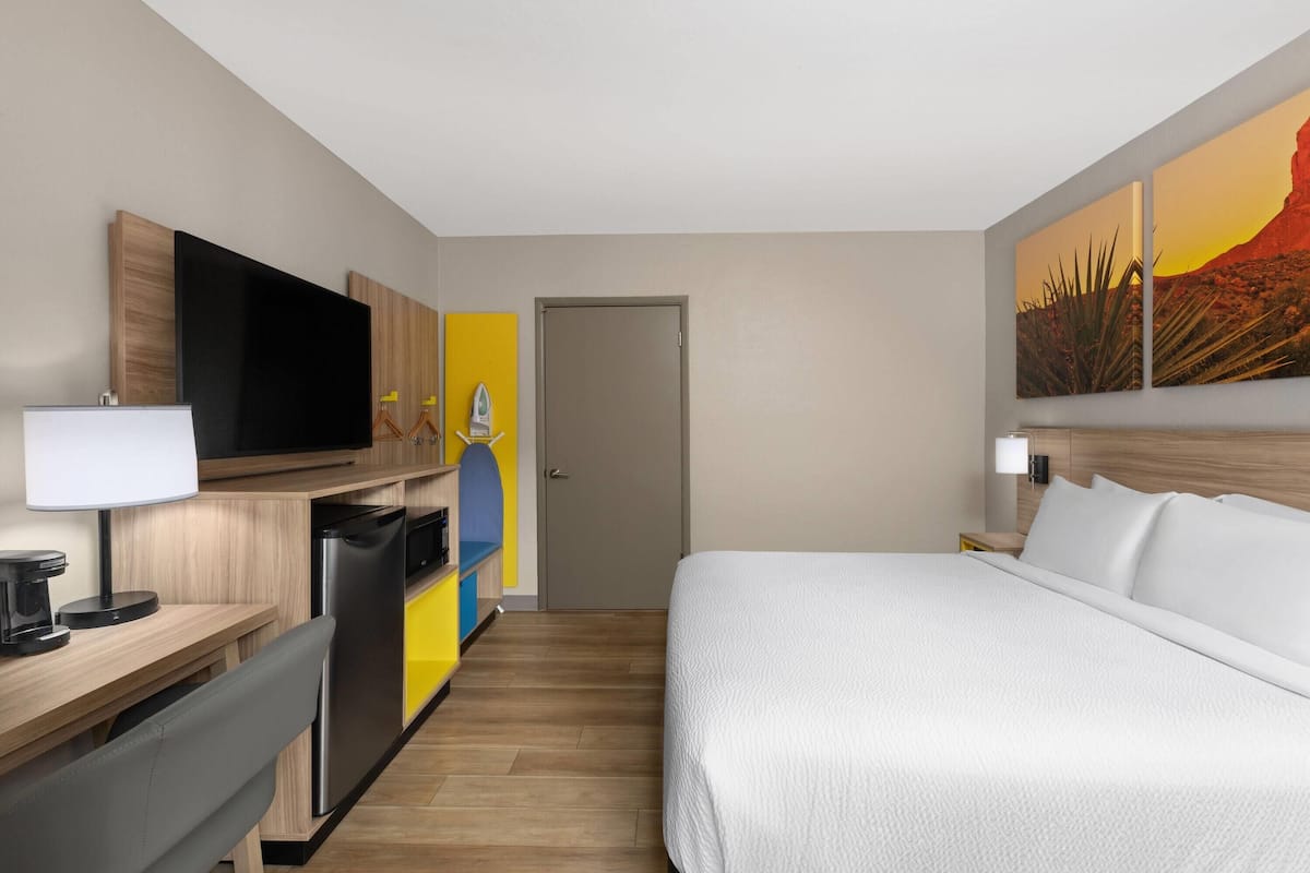 Room, 1 King Bed, Accessible, Non Smoking (Roll-In Shower)