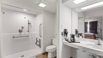Room, 1 King Bed, Non Smoking | Bathroom | Free toiletries, hair dryer, towels