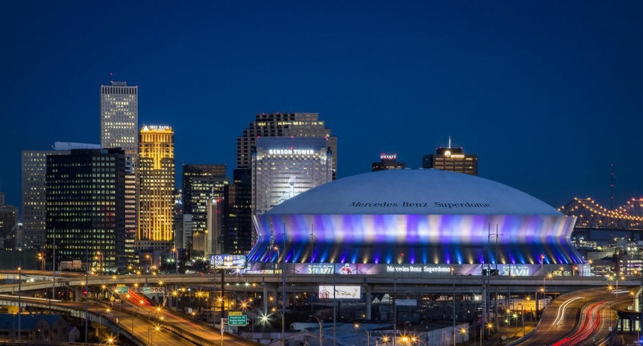 Eine Stadtansicht mit dem markanten Mercedes-Benz Superdome Stadion.