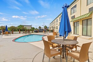 Outdoor pool, open 8 AM to 10 PM, pool umbrellas, pool loungers - Marina Inn & Suites Chalmette - New Orleans (Chalmette)