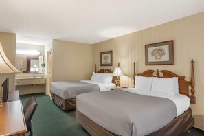 In-room safe, desk, blackout drapes, iron/ironing board - Quality Inn Gettysburg Battlefield (Gettysburg)