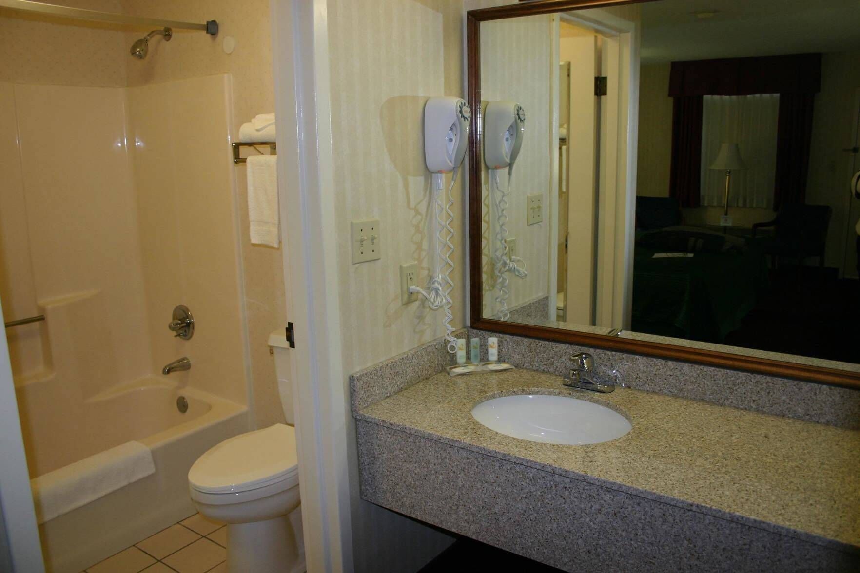 Baño | Tina con regadera, amenidades de baño gratuitas, secadora de cabello 