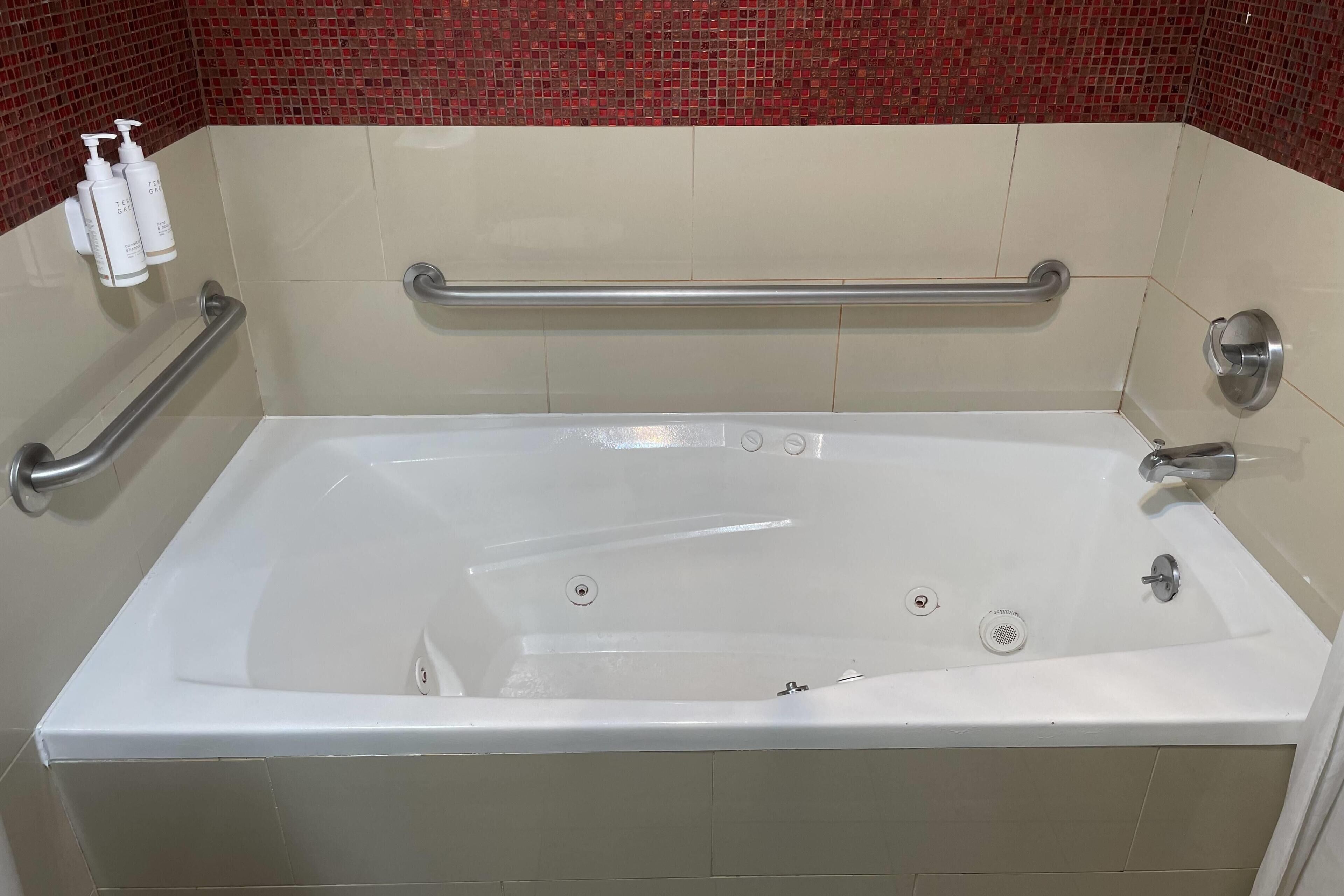 客房, 1 張加大雙人床, 無障礙, 吸煙房 (Mobility) | 浴室 | 淋浴/浴缸二合一、全浸式浴缸、免費盥洗用品、吹風機
