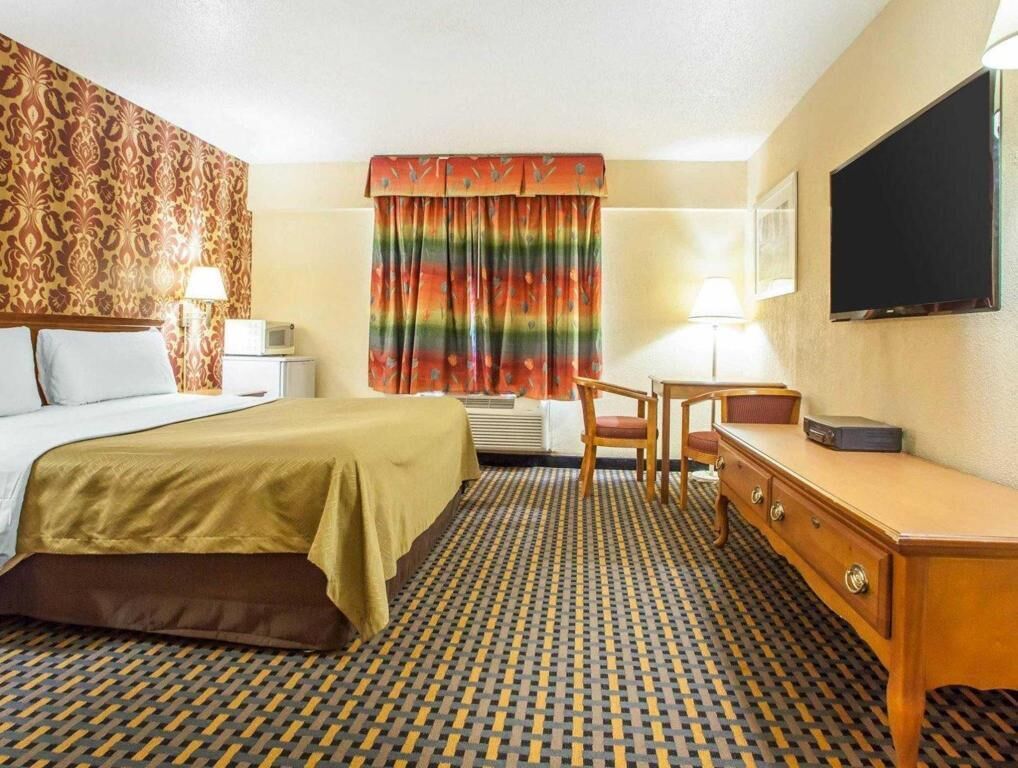Desk, iron/ironing board, rollaway beds, free WiFi
