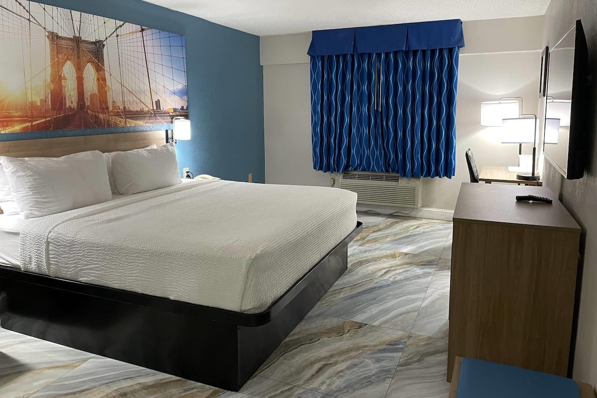 Desk, iron/ironing board, rollaway beds, free WiFi