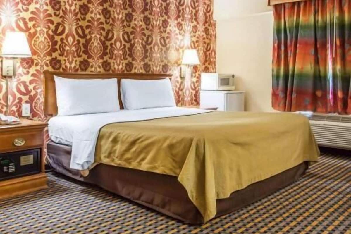 Desk, iron/ironing board, rollaway beds, free WiFi