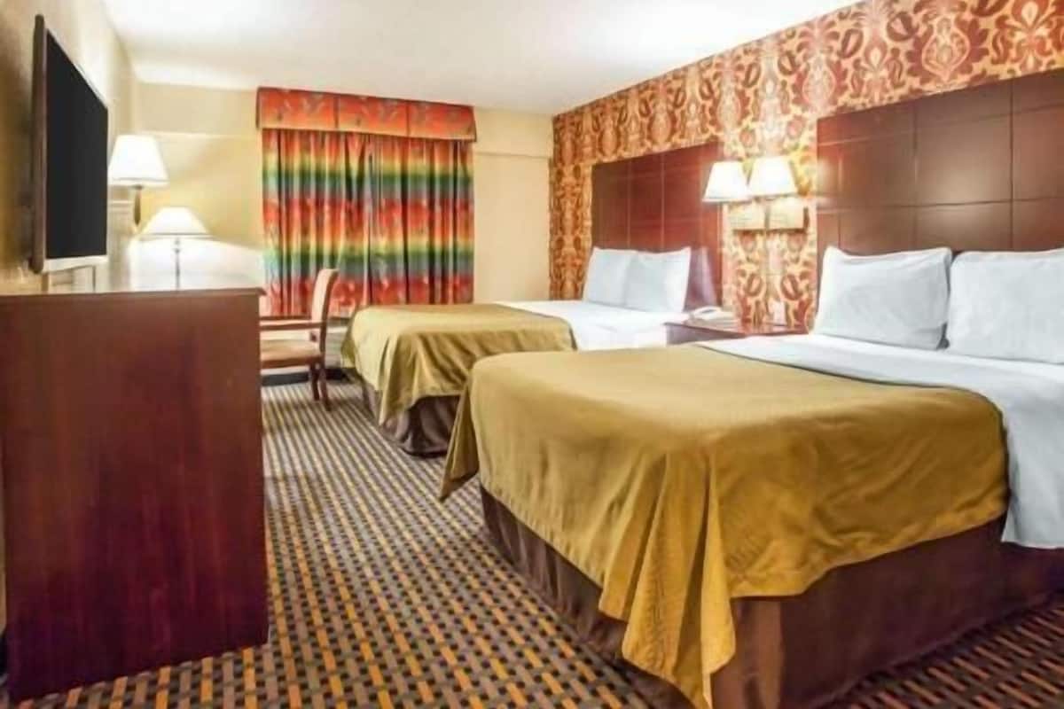 Desk, iron/ironing board, rollaway beds, free WiFi