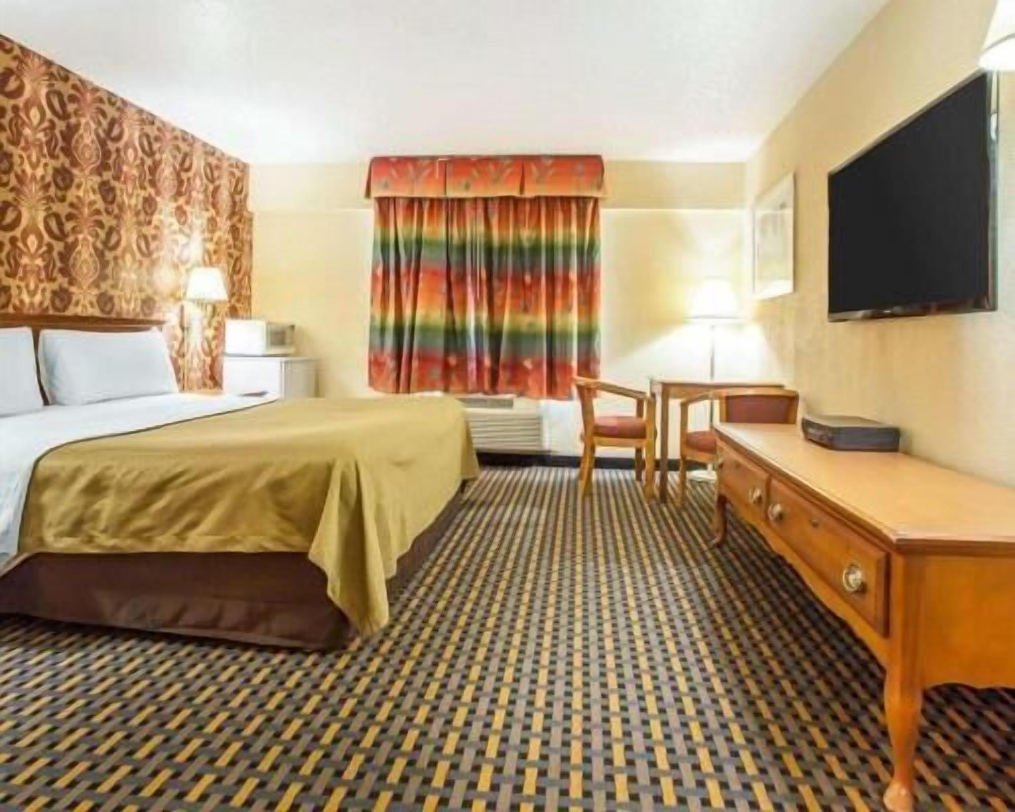 Desk, iron/ironing board, rollaway beds, free WiFi