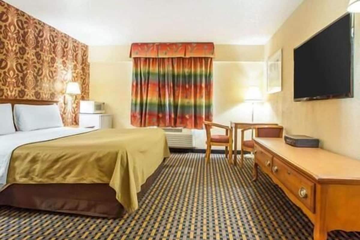 Desk, iron/ironing board, rollaway beds, free WiFi
