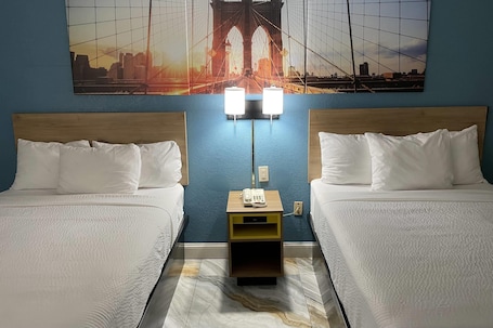Una scrivania, ferro/asse da stiro, letti aggiuntivi (a pagamento). Days Inn by Wyndham Jersey City / NYC Area