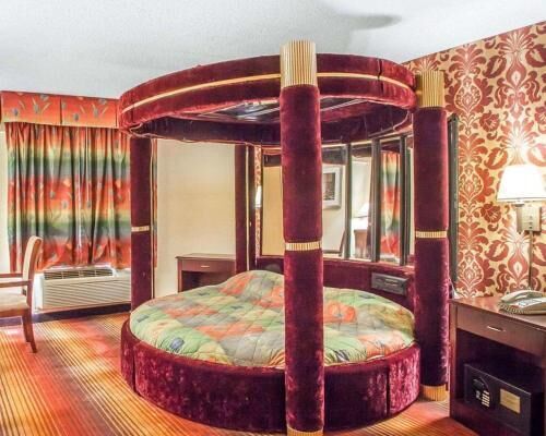 Desk, iron/ironing board, rollaway beds, free WiFi