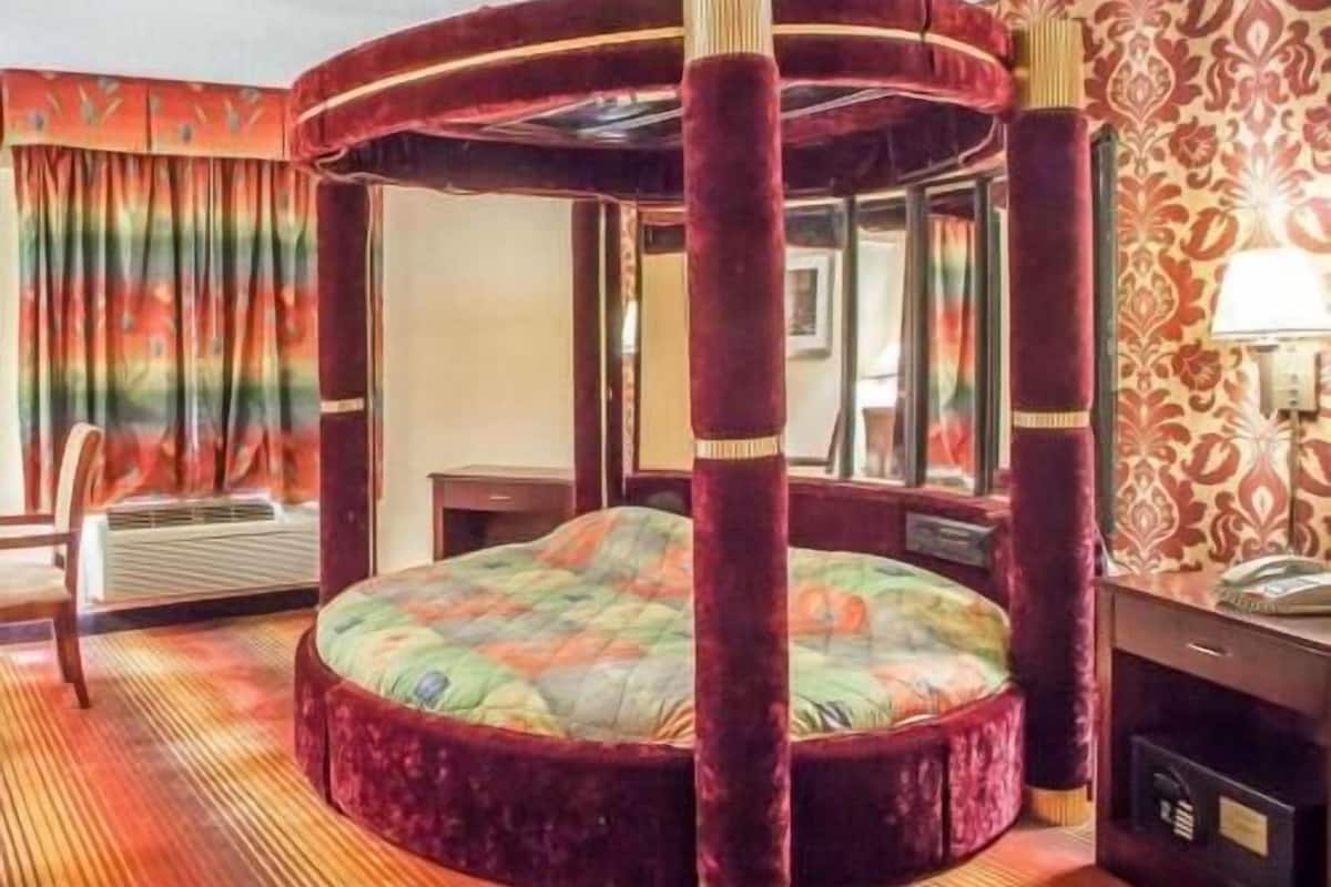 Desk, iron/ironing board, rollaway beds, free WiFi