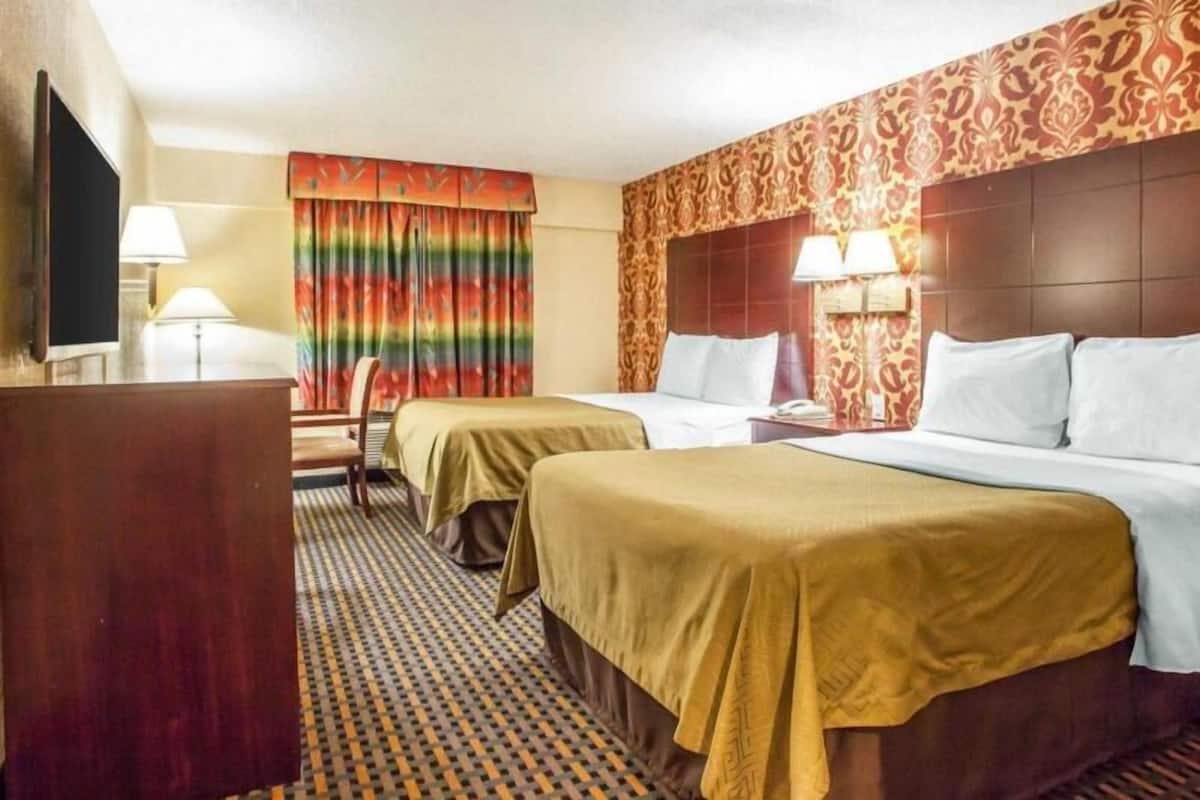 Desk, iron/ironing board, rollaway beds, free WiFi