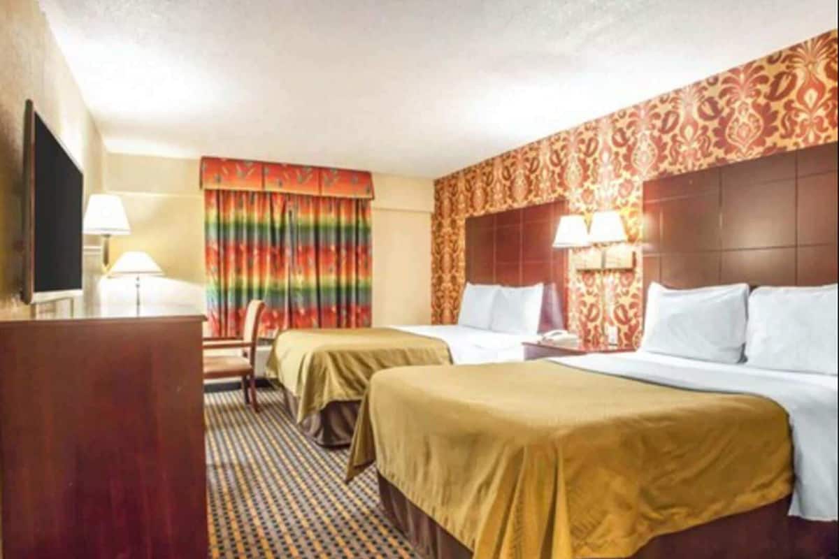 Desk, iron/ironing board, rollaway beds, free WiFi