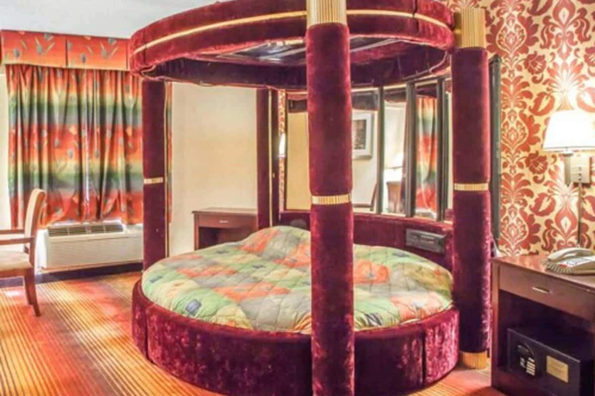 Desk, iron/ironing board, rollaway beds, free WiFi