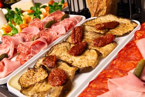 Se ofrece un desayuno bufé (20 EUR por persona)