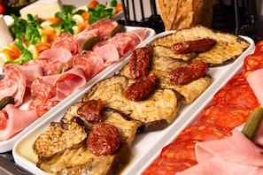Se ofrece un desayuno bufé (20 EUR por persona)