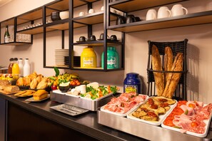 Café da manhã com buffet todos os dias (EUR 20 por pessoa) 