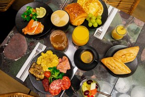 Se ofrece un desayuno bufé (20 EUR por persona)