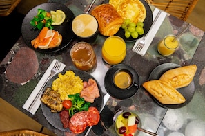 Se ofrece un desayuno bufé (20 EUR por persona)