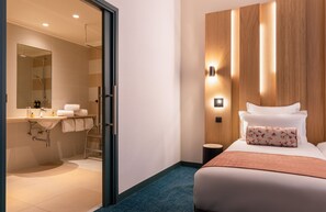 Cofres nos quartos, escrivaninha, quartos à prova de som, berços grátis