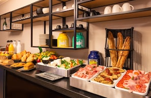 Petit déjeuner buffet (20 EUR par personne)