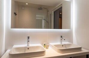 Combined shower/tub, eco-friendly toiletries, hair dryer, towels - Leonardo Boutique Hotel Paris Opera (Paris)