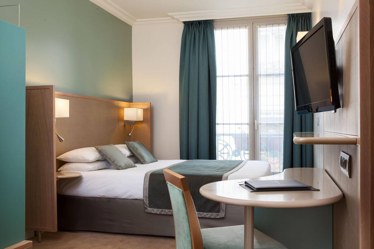 In-room safe, desk, soundproofing, cribs (free)