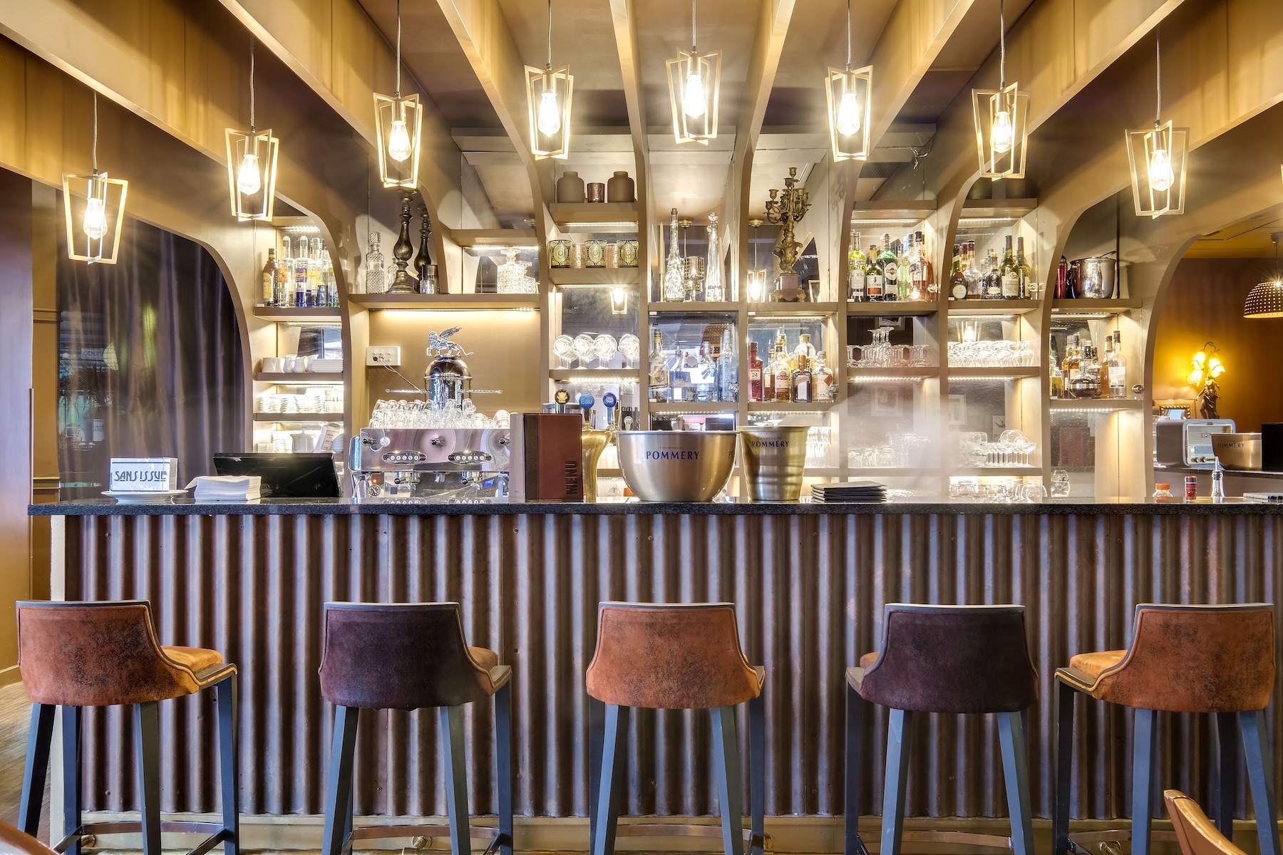 2 bars/lounges, wine bar