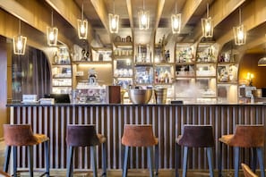 2 bars/lounges, wine bar