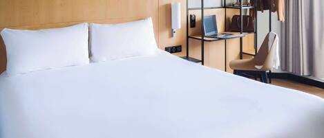 Standard Room, 1 Double Bed | Premium bedding, in-room safe, desk, blackout drapes