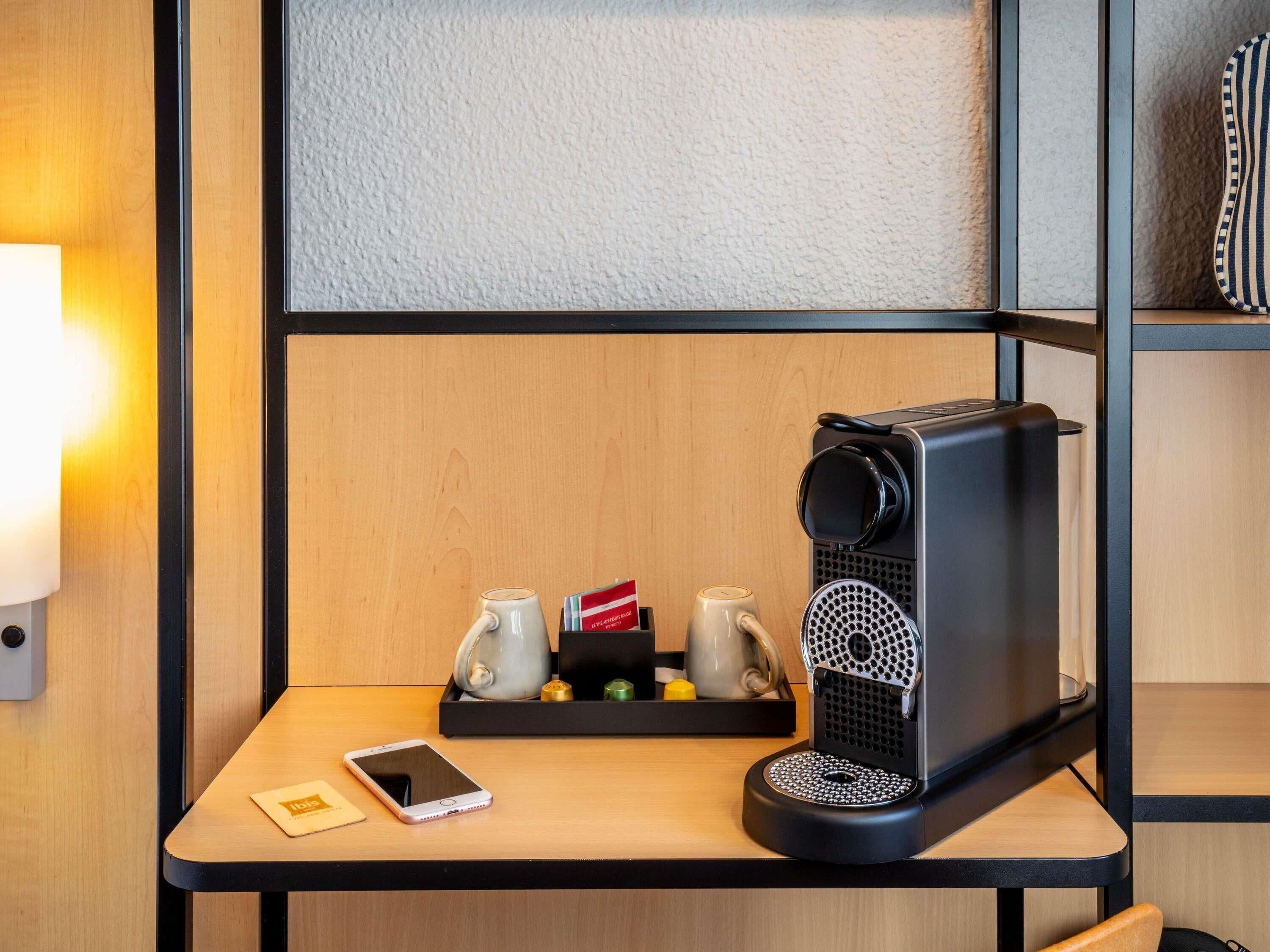 Chambre Confort, 1 lit double | Literie de qualité, coffre-fort, bureau, rideaux d’obscurcissement