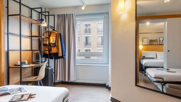 أغطية فراش متميزة وخزنة داخل الغرفة ومكتب وستائر تعتيم