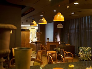 2 bars/lounges, wine bar