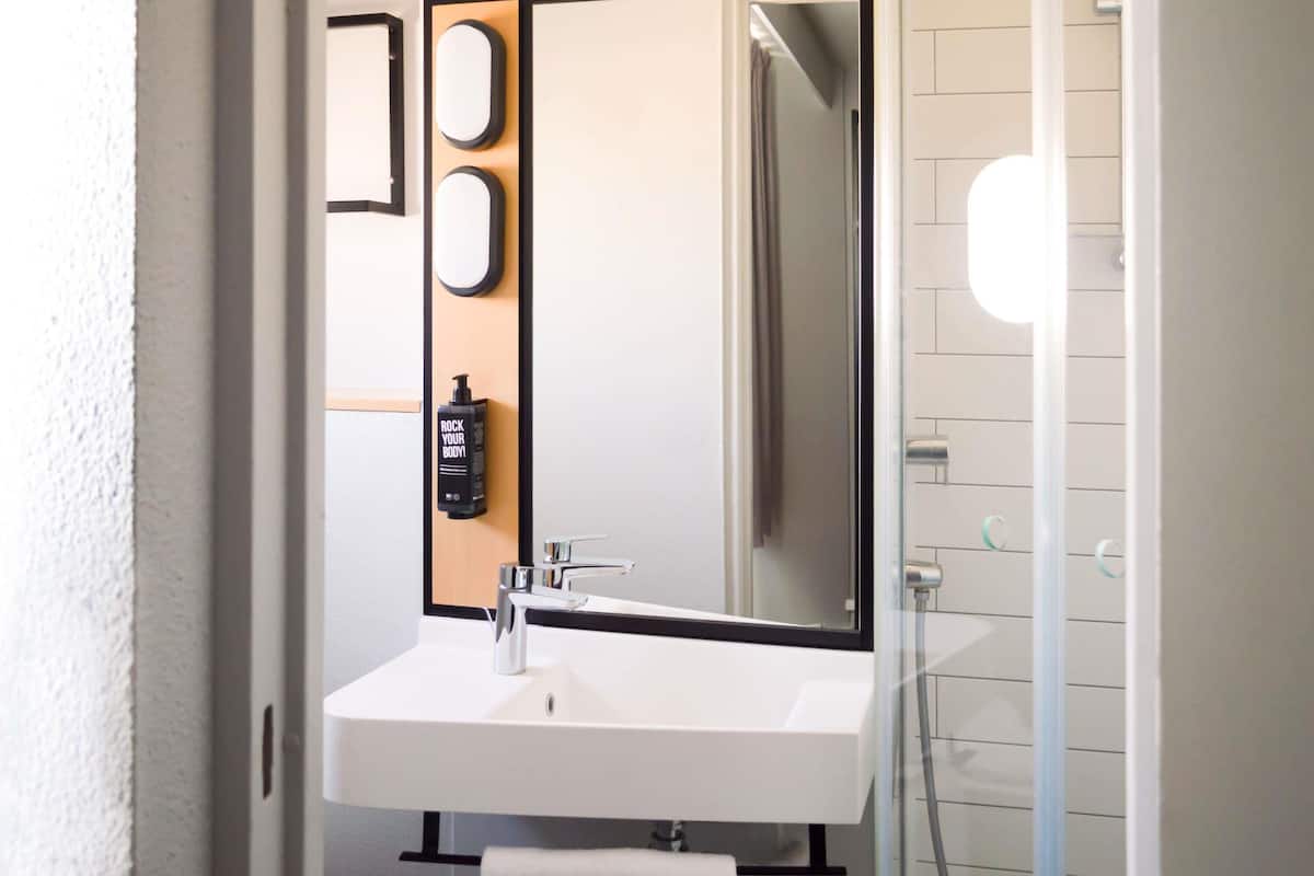 Literie de qualitĂ©, coffre-fort, bureau, rideaux dâobscurcissement