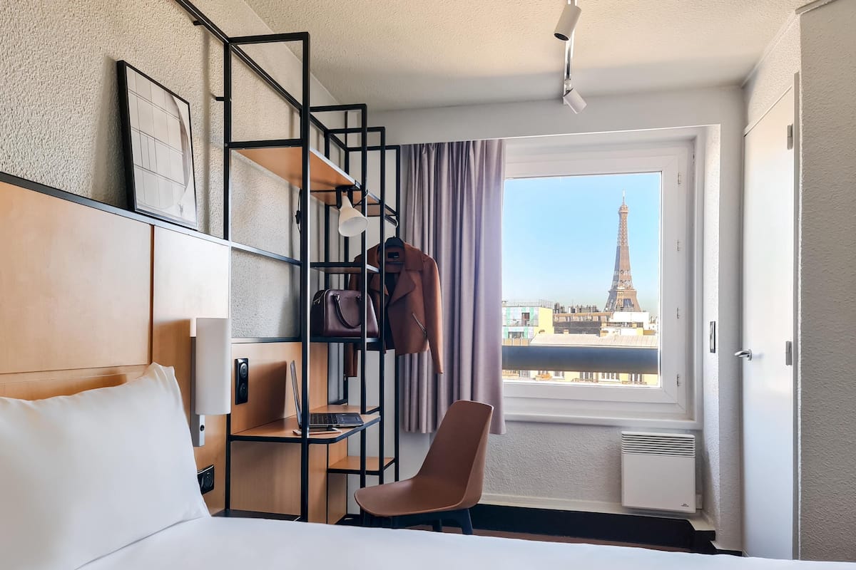 Chambre Standard, 1 lit double, dans la tour (Eiffel Tower Views) | Literie de qualitĂ©, coffre-fort, bureau, rideaux dâobscurcissement