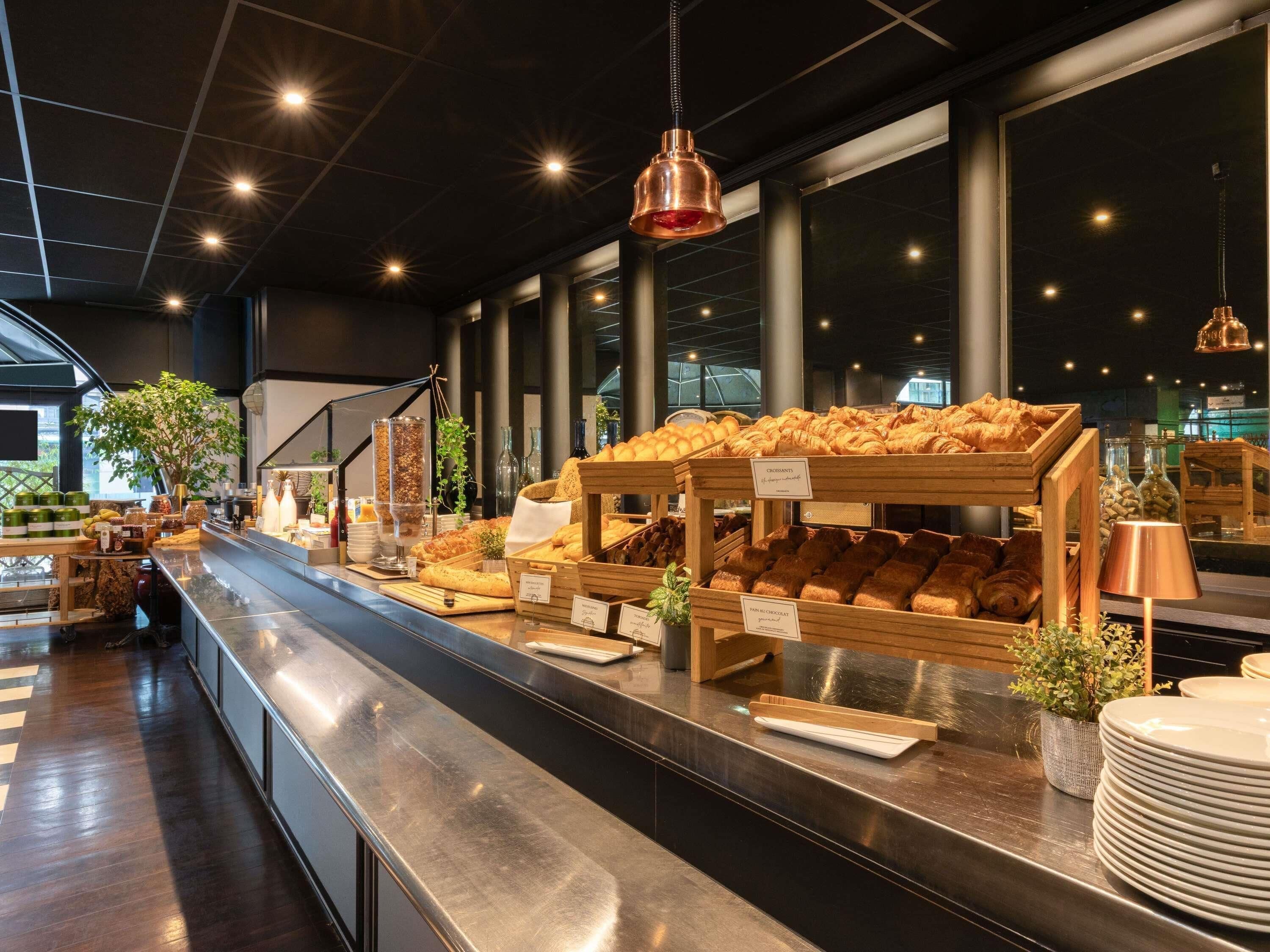 Petit déjeuner buffet (13.90 EUR par personne)